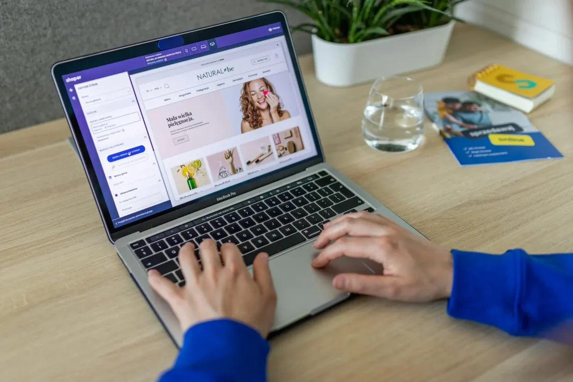 Freelance qui créé un site e-commerce © Shoper