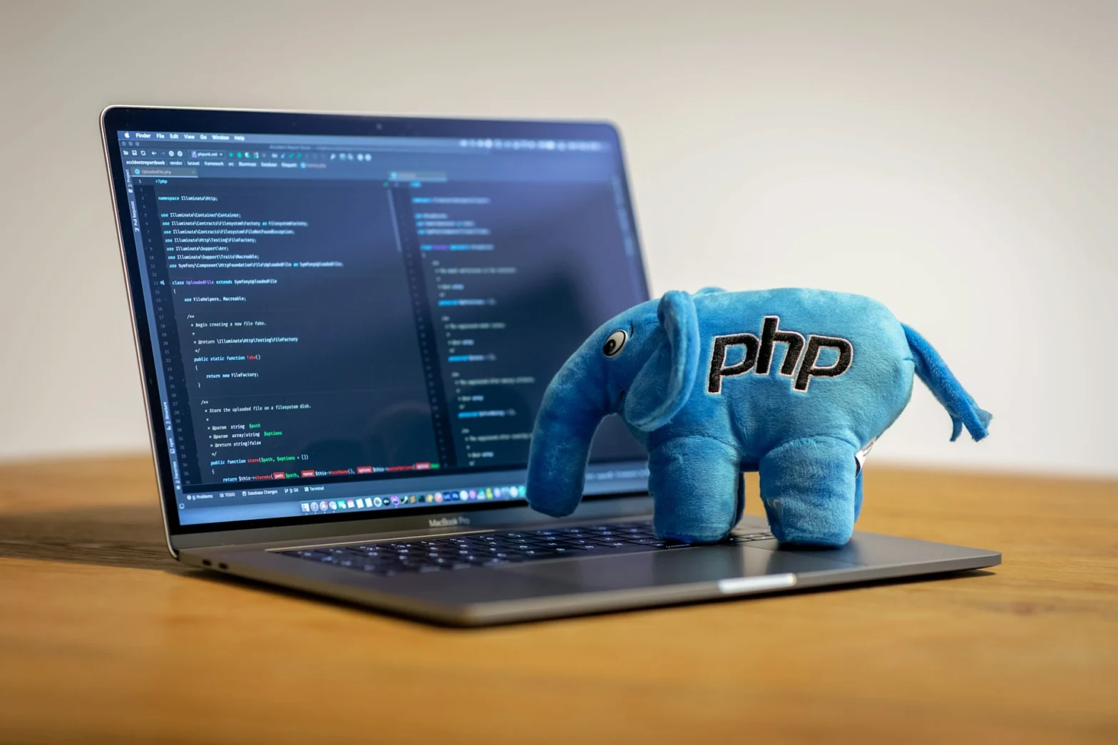 Ordinateur et peluche PHP